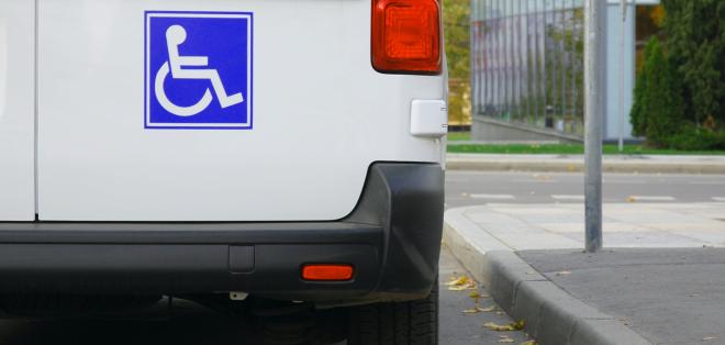 Photo of a handicap symbol on the back of a van 